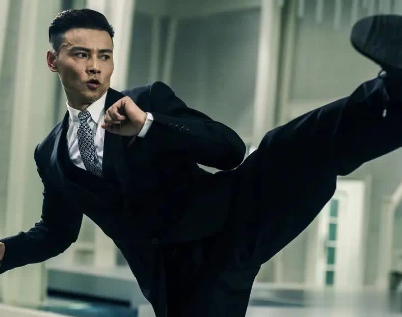 路何去何从, 蔡少芬出来, 功夫片里打