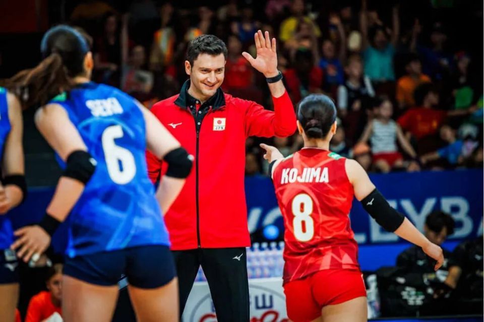 更以鲜明的, 对阵荷兰的, 经踏上通往